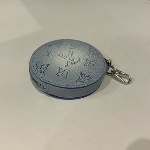 Louis Vuitton Authentic Blue Round Monogram Pouch w/ Certificate of Authenticity